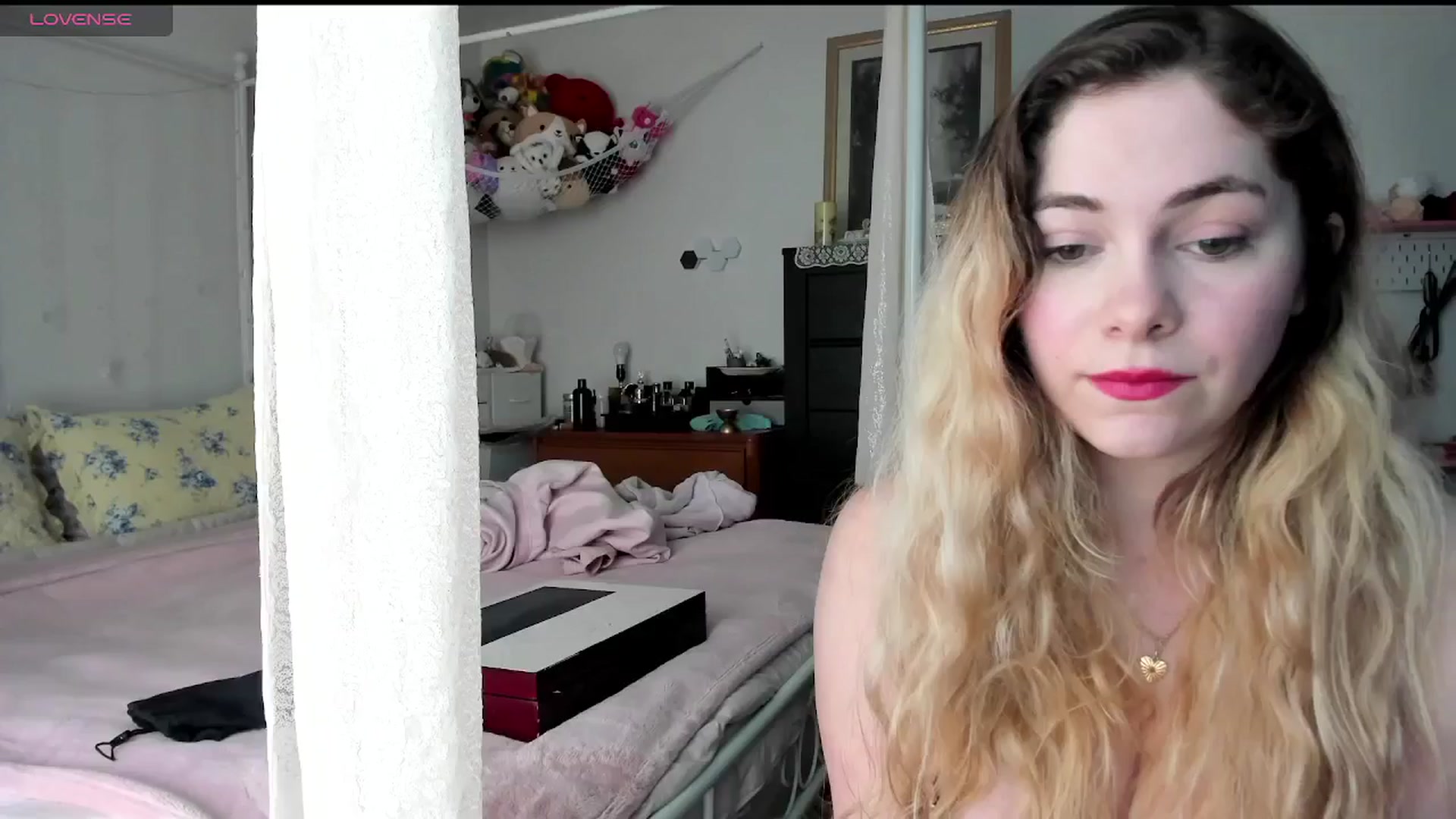 Gallery image thumbnail from lolypopbubble's myfreecams stream on, 04/24/2025, 20:53 image 8 of 20