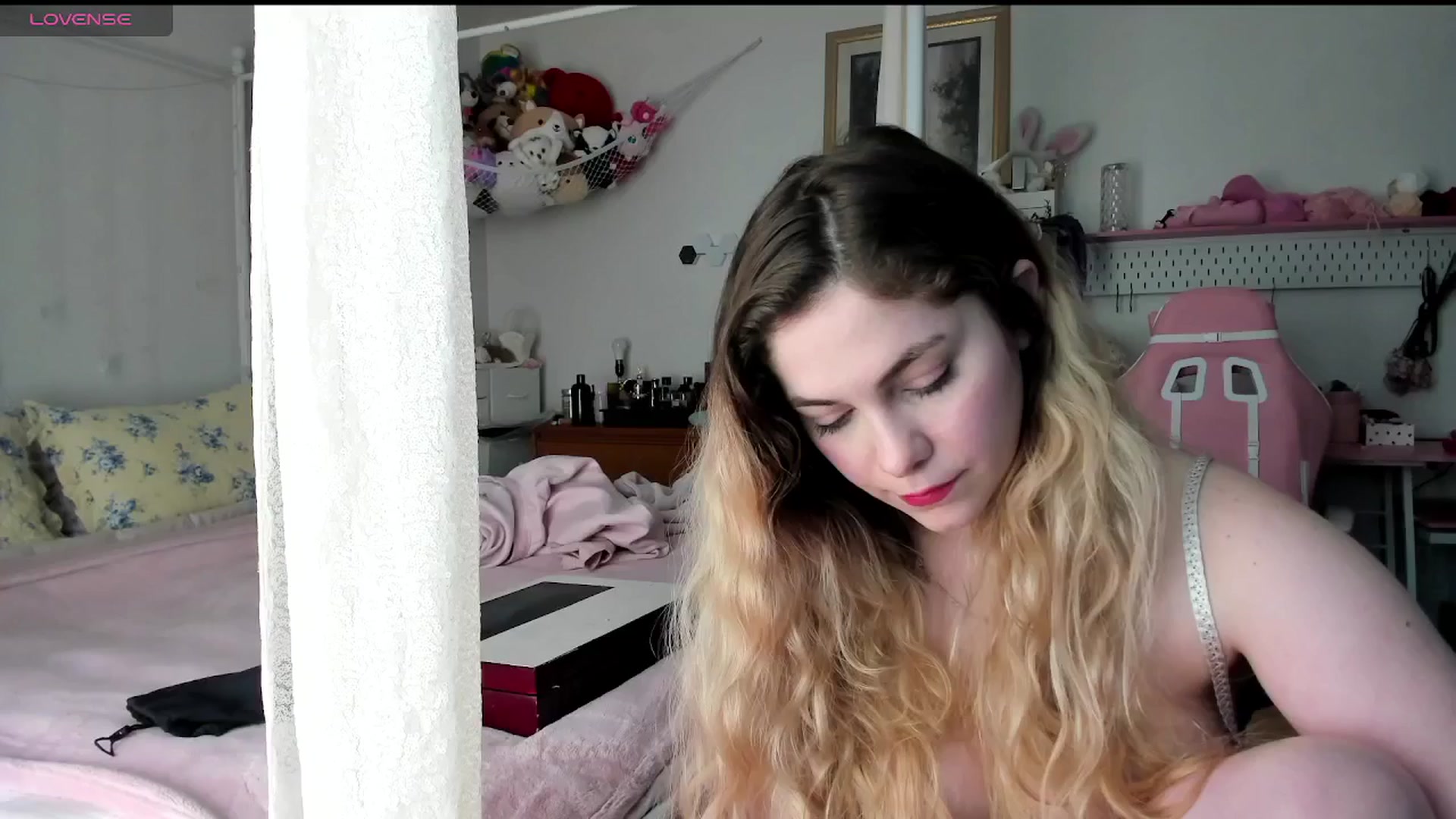 Gallery image thumbnail from lolypopbubble's myfreecams stream on, 04/24/2025, 20:53 image 9 of 20