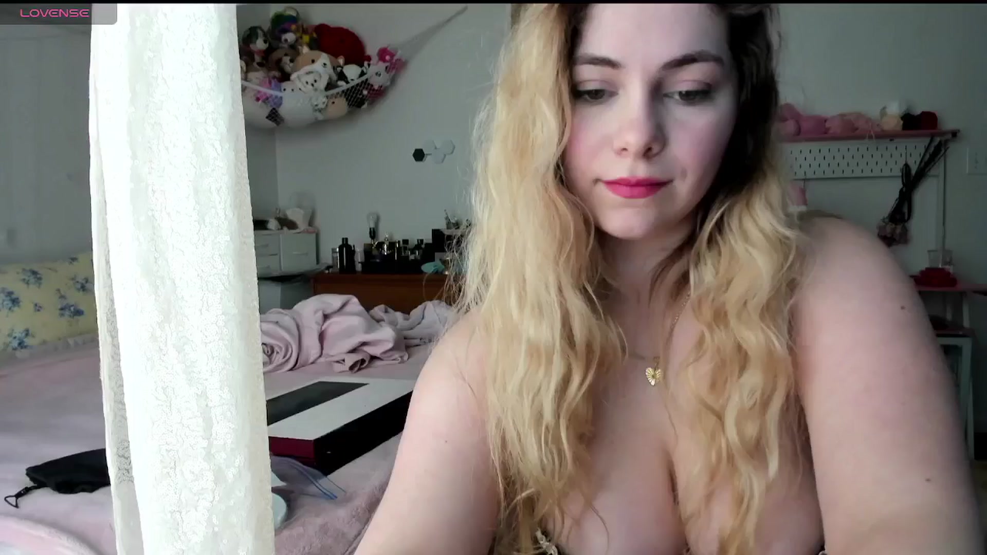 Gallery image thumbnail from lolypopbubble's myfreecams stream on, 04/24/2025, 20:53 image 19 of 20