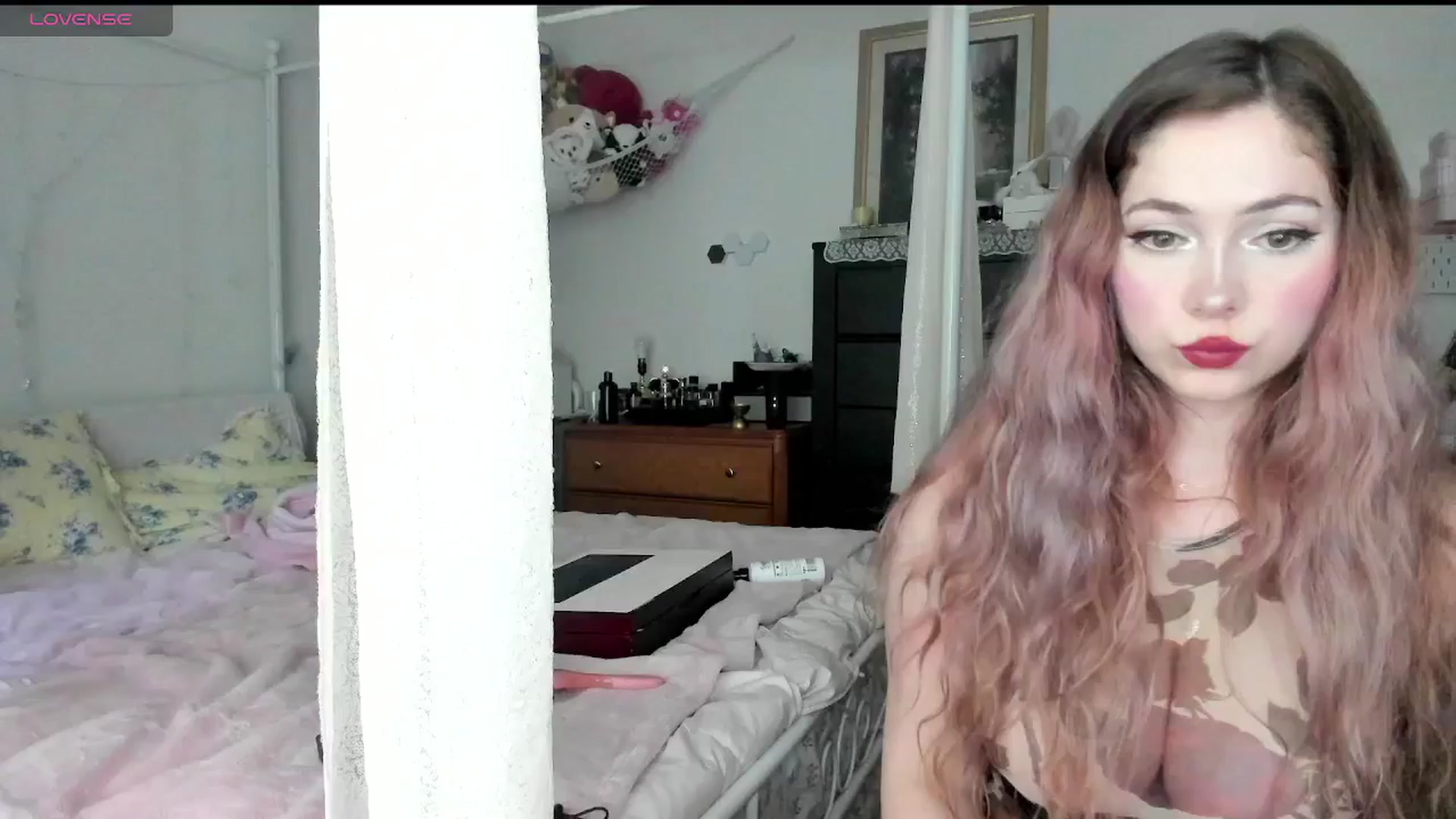 Gallery image thumbnail from lolypopbubble's myfreecams stream on, 05/16/2025, 20:43 image 7 of 20