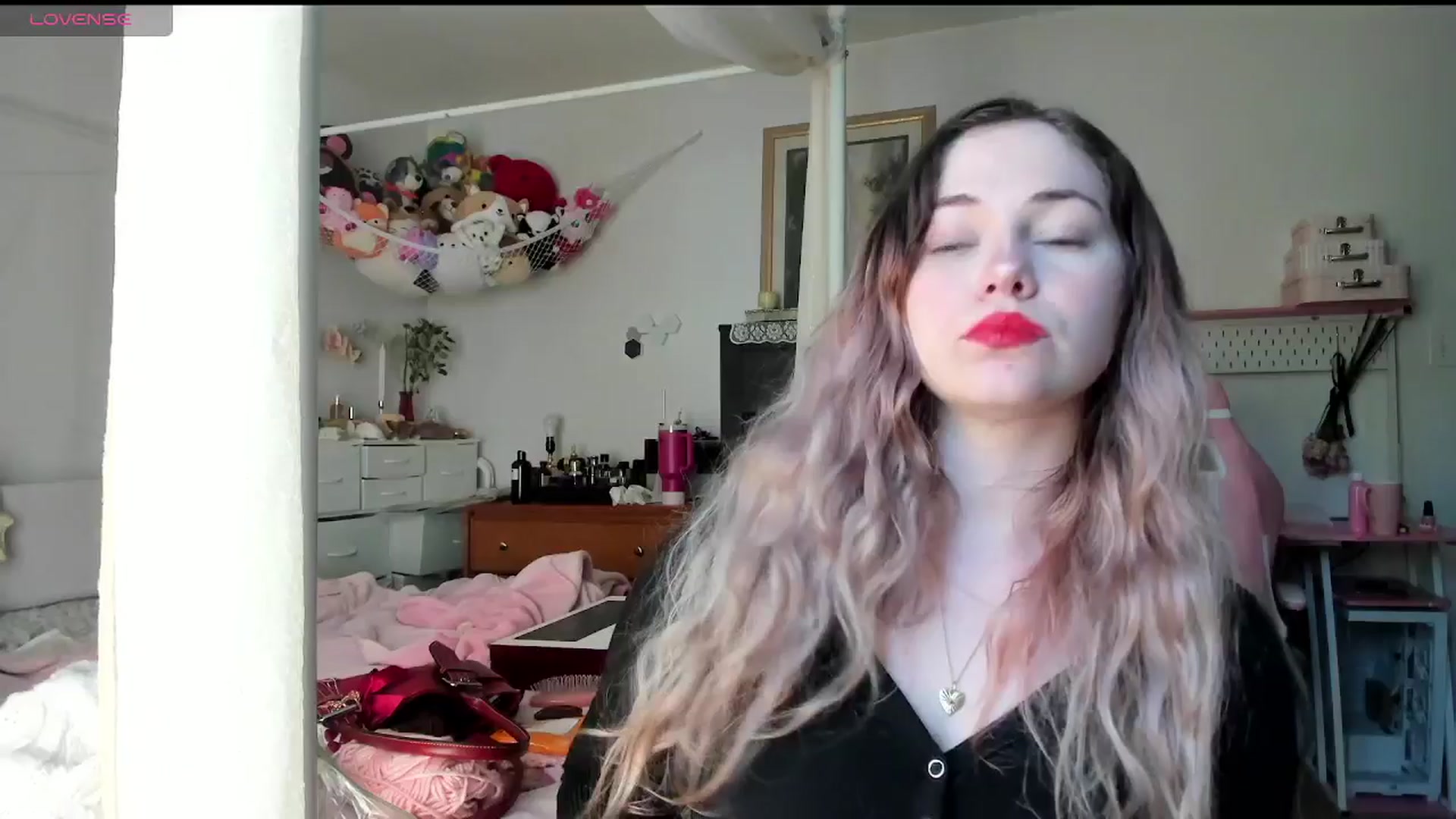 Gallery image thumbnail from lolypopbubble's myfreecams stream on, 05/19/2025, 20:05 image 19 of 20
