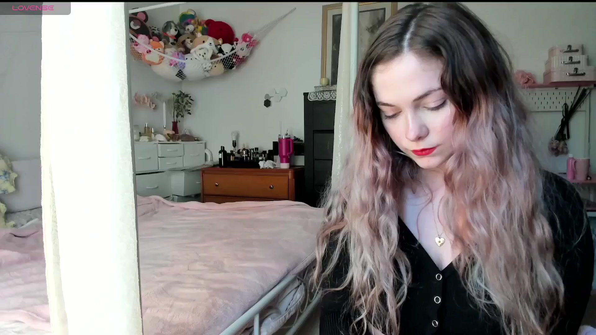 Gallery image thumbnail from lolypopbubble's myfreecams stream on, 05/19/2025, 20:30 image 9 of 20