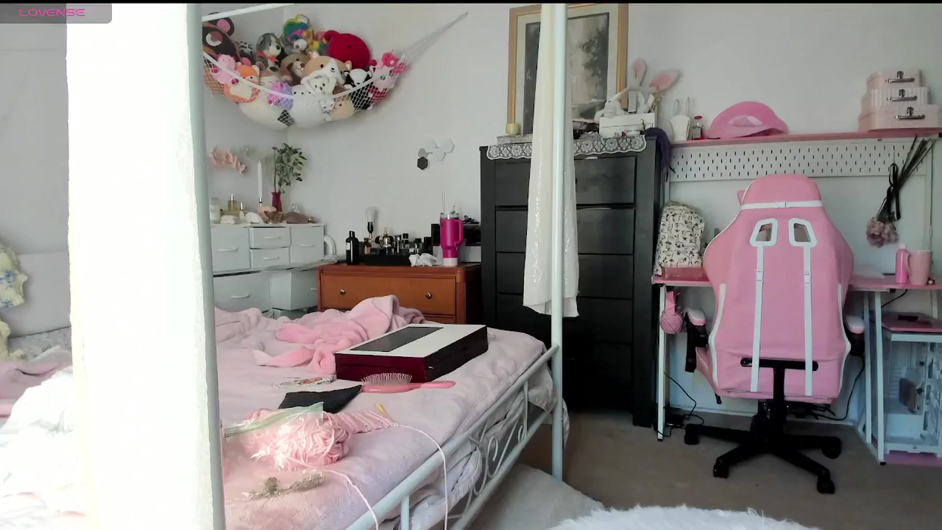 Gallery image thumbnail from lolypopbubble's myfreecams stream on, 05/19/2025, 20:30 image 4 of 20