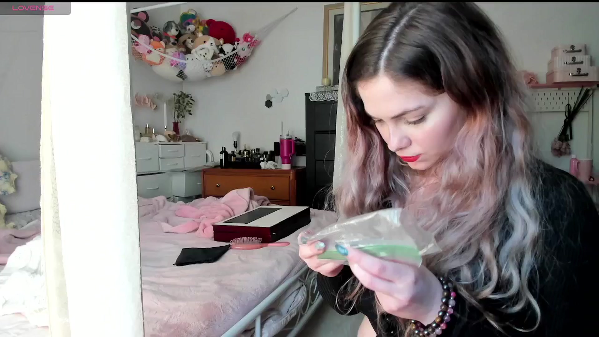 Gallery image thumbnail from lolypopbubble's myfreecams stream on, 05/19/2025, 20:30 image 6 of 20