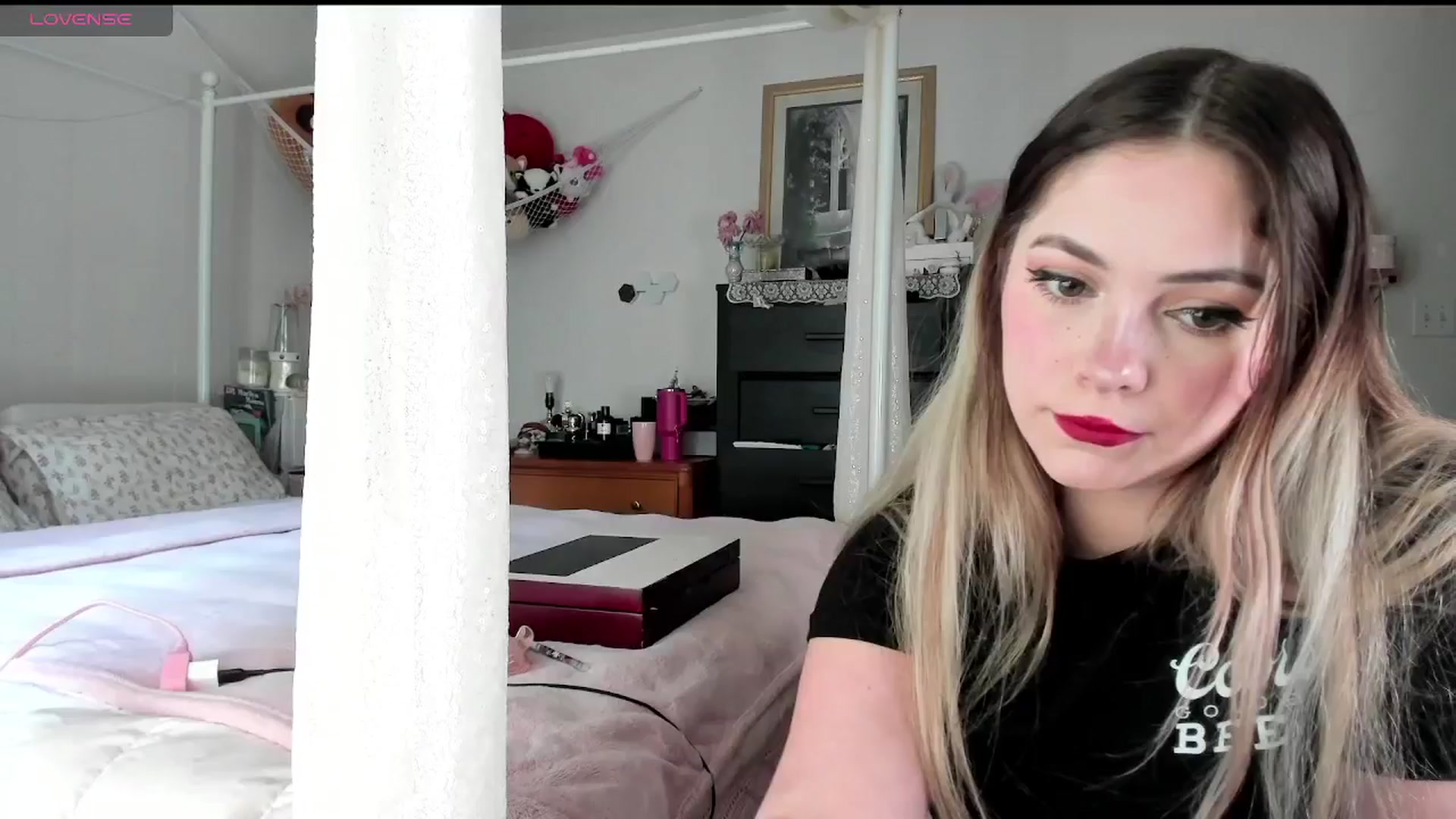 Gallery image thumbnail from lolypopbubble's myfreecams stream on, 06/02/2025, 20:05 image 6 of 20
