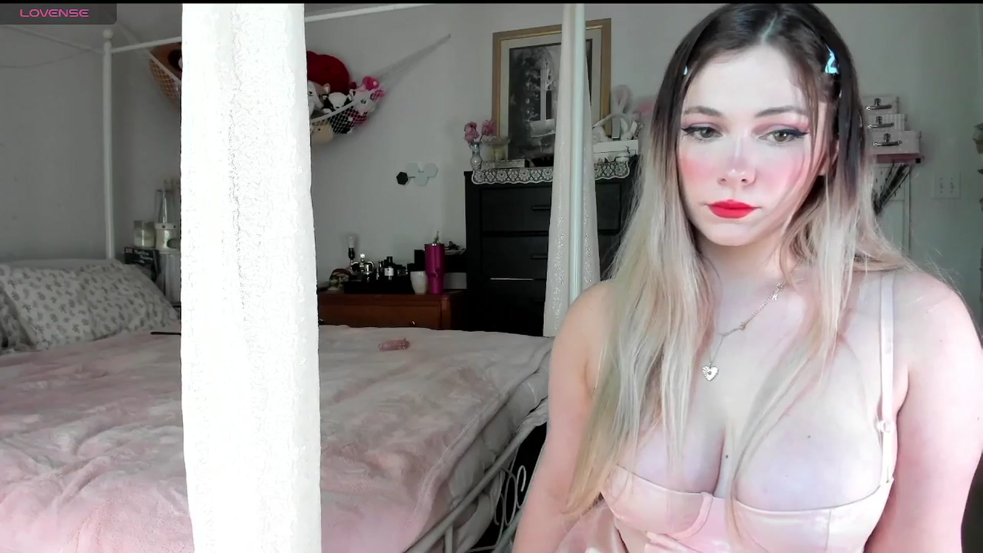 Gallery image thumbnail from lolypopbubble's myfreecams stream on, 06/03/2025, 19:47 image 13 of 20