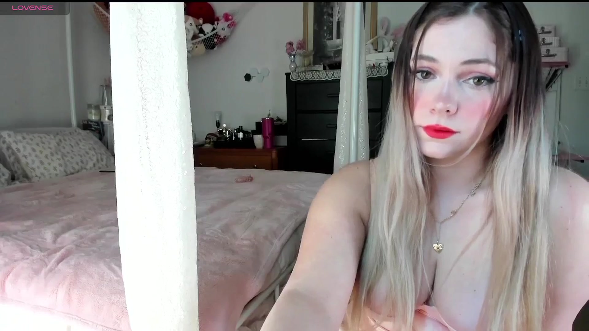 Gallery image thumbnail from lolypopbubble's myfreecams stream on, 06/03/2025, 19:47 image 18 of 20
