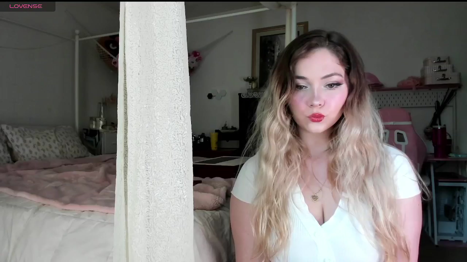 Gallery image thumbnail from lolypopbubble's myfreecams stream on, 06/12/2025, 19:19 image 7 of 20