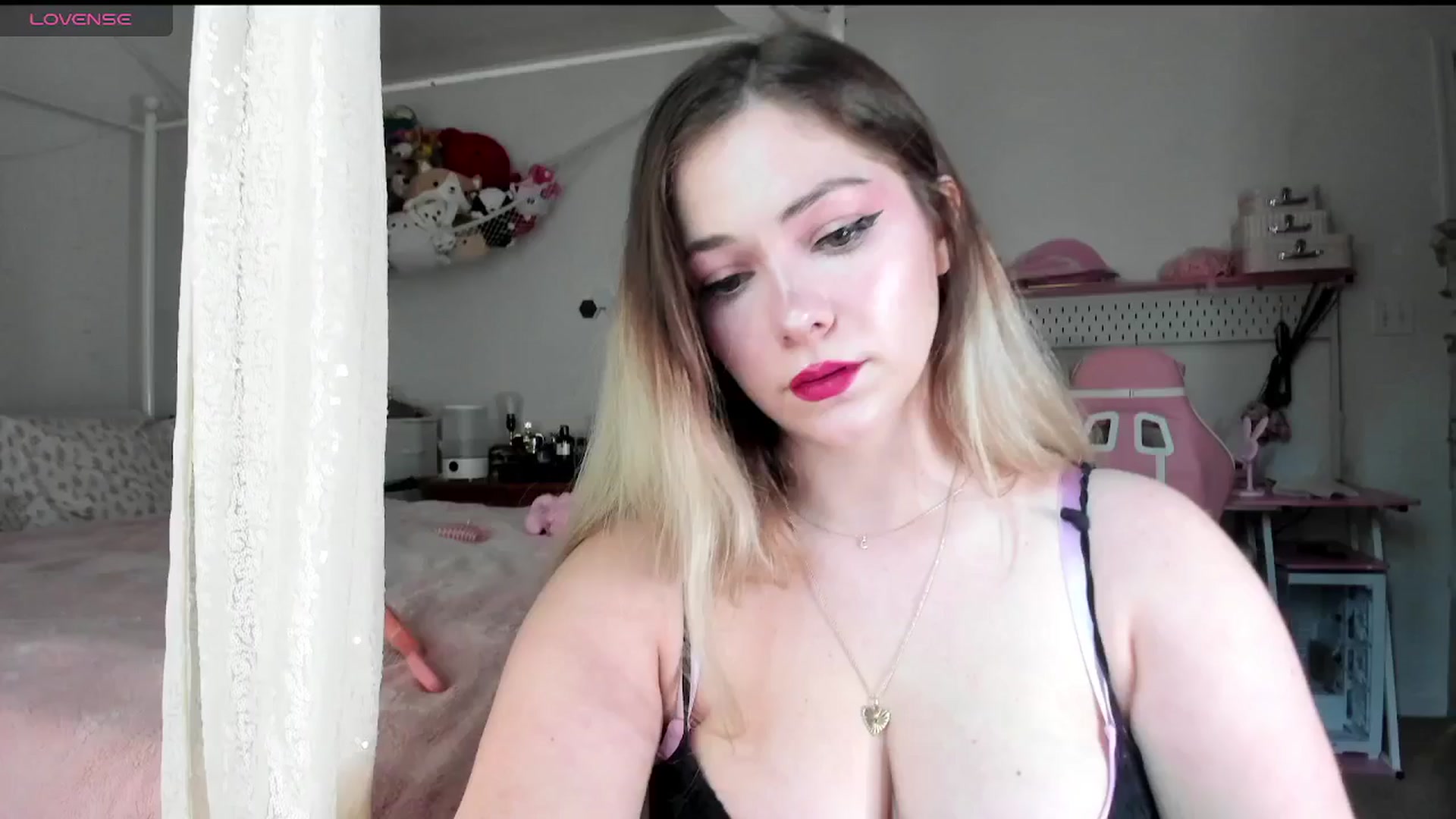 Gallery image thumbnail from lolypopbubble's myfreecams stream on, 06/16/2025, 19:05 image 18 of 20