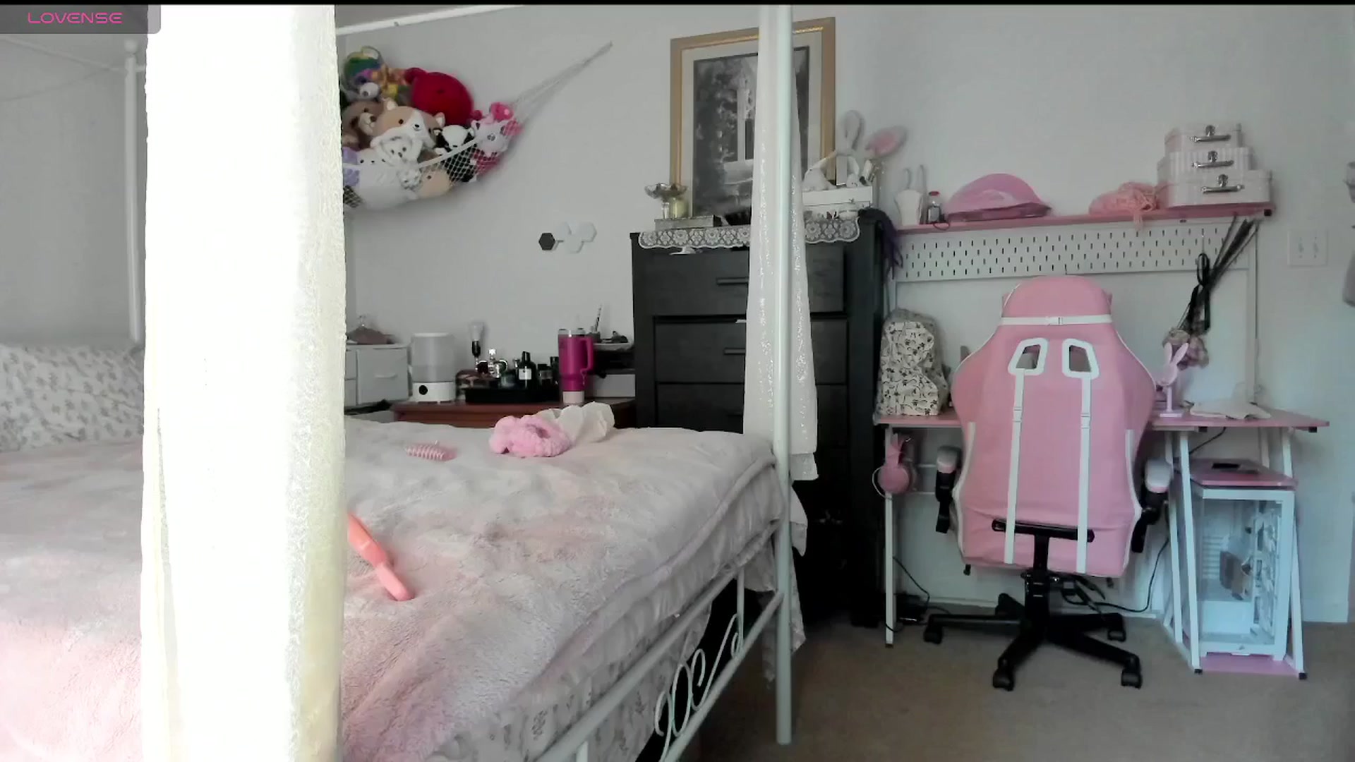 Gallery image thumbnail from lolypopbubble's myfreecams stream on, 06/16/2025, 19:05 image 7 of 20