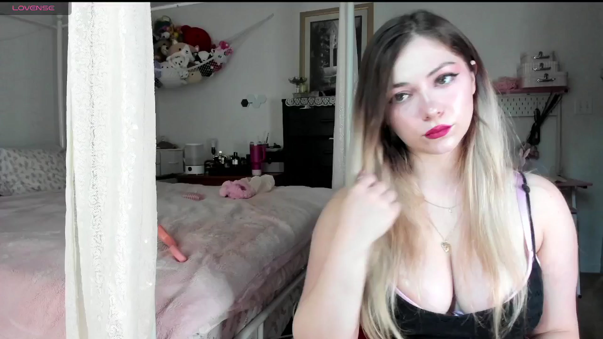 Gallery image thumbnail from lolypopbubble's myfreecams stream on, 06/16/2025, 19:05 image 15 of 20