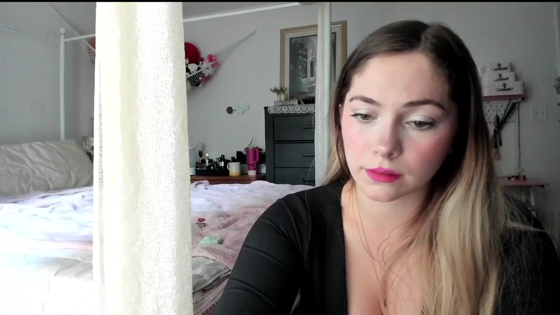 Gallery image thumbnail from lolypopbubble's myfreecams stream on, 06/25/2025, 20:15 image 4 of 20