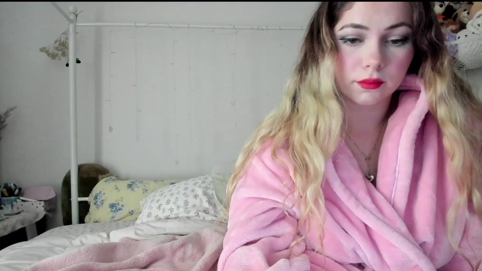 Gallery image thumbnail from lolypopbubble's myfreecams stream on, 06/30/2025, 17:20 image 6 of 20