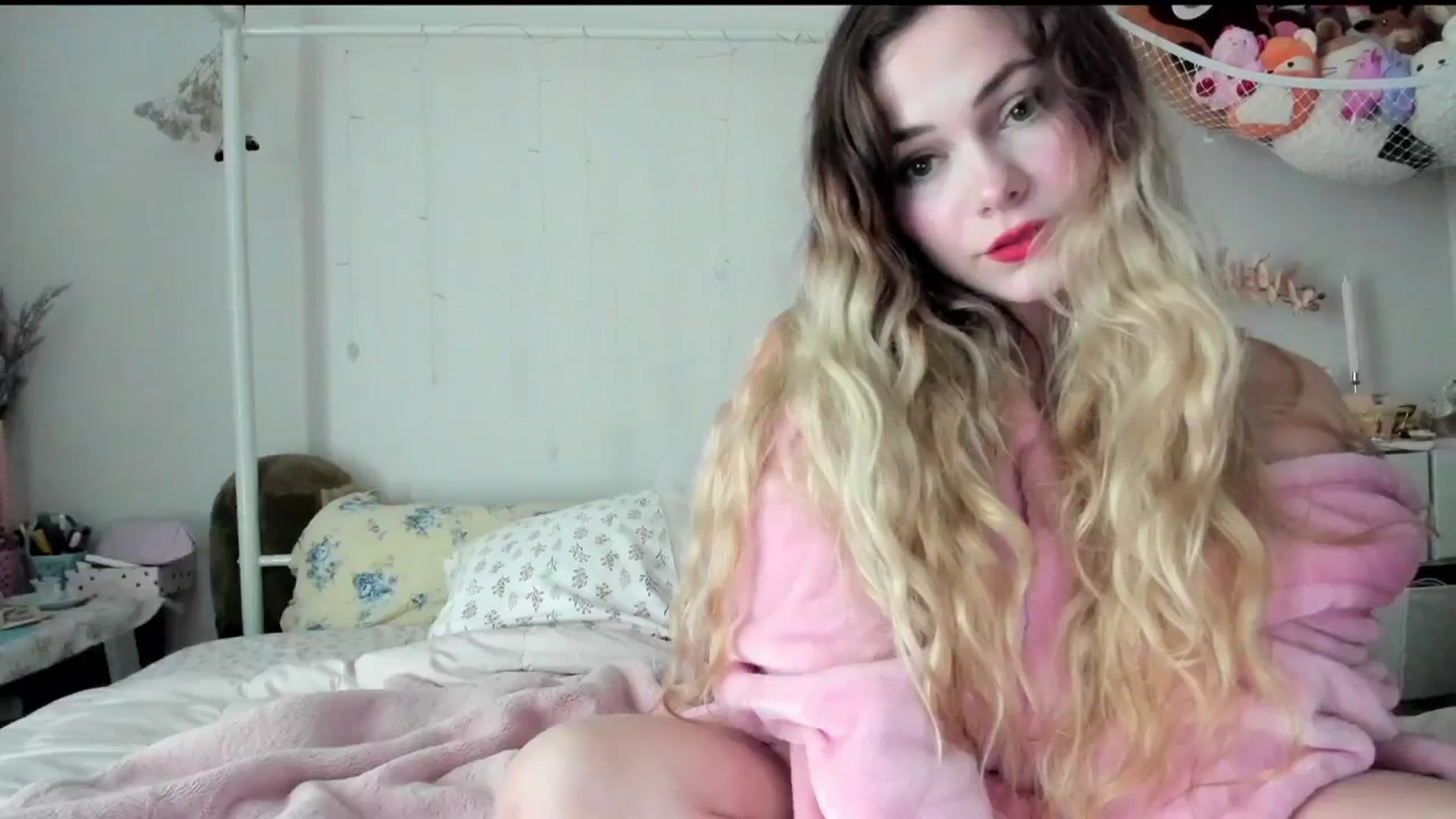 Gallery image thumbnail from lolypopbubble's myfreecams stream on, 06/30/2025, 17:20 image 12 of 20