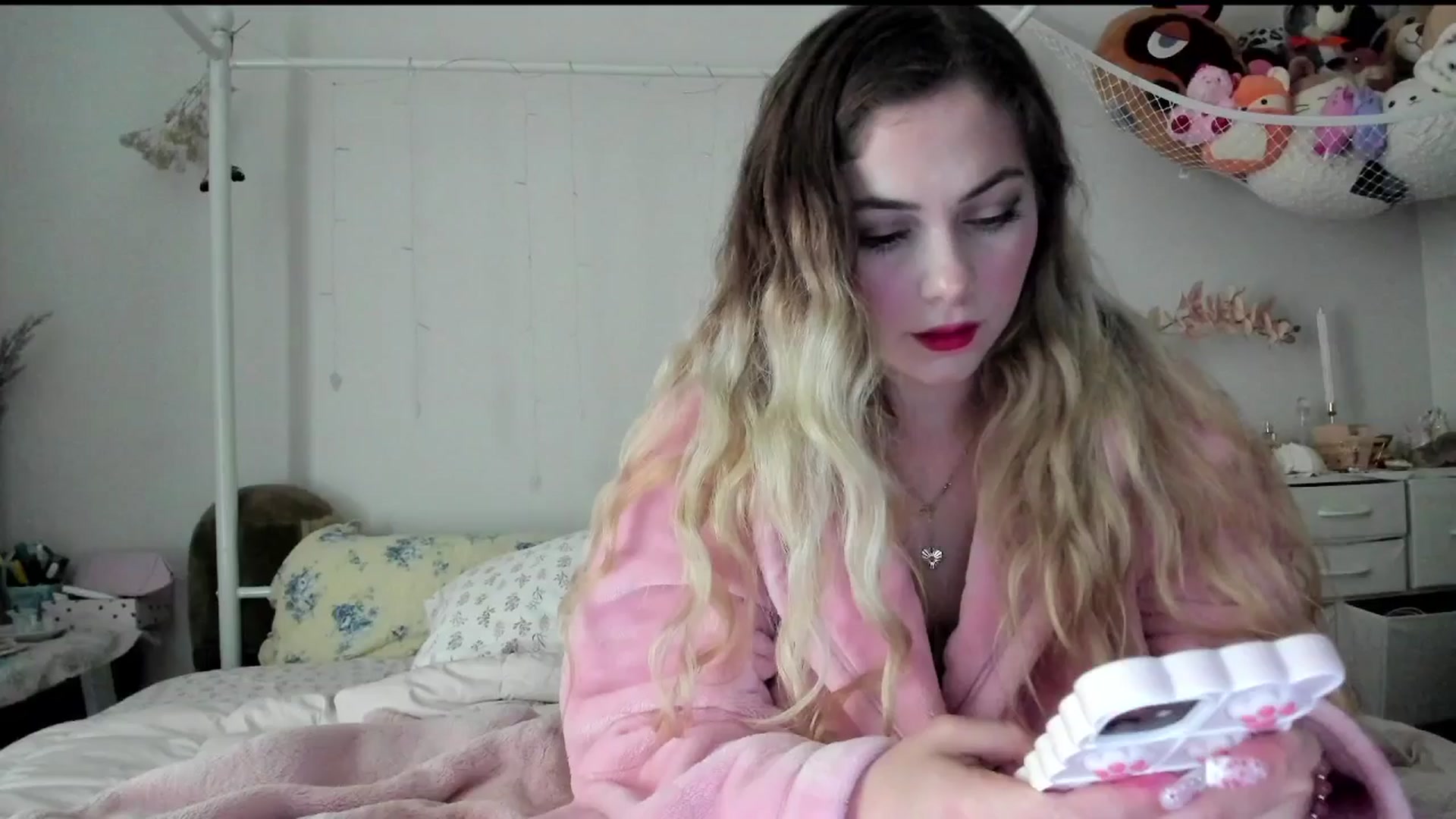 Gallery image thumbnail from lolypopbubble's myfreecams stream on, 06/30/2025, 17:20 image 4 of 20