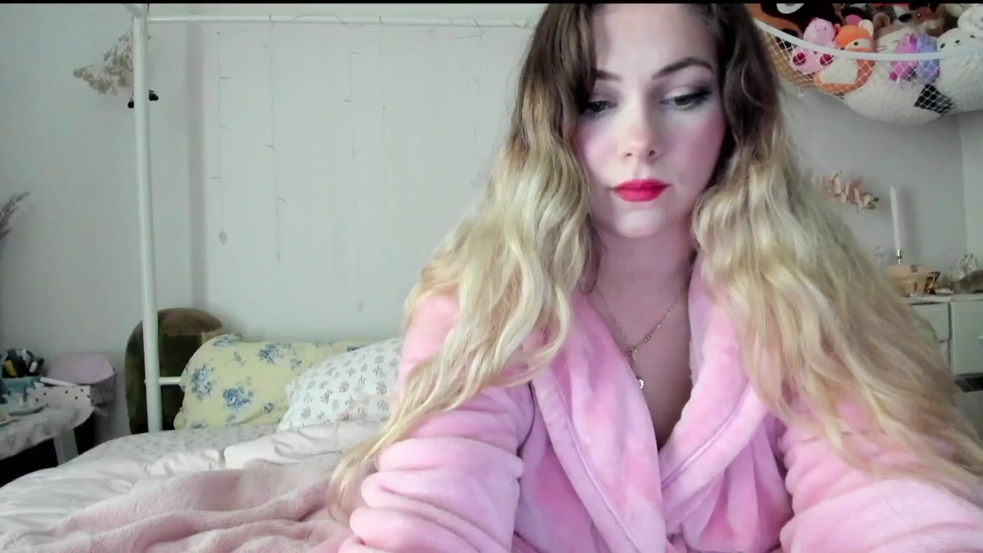 Gallery image thumbnail from lolypopbubble's myfreecams stream on, 06/30/2025, 17:20 image 3 of 20