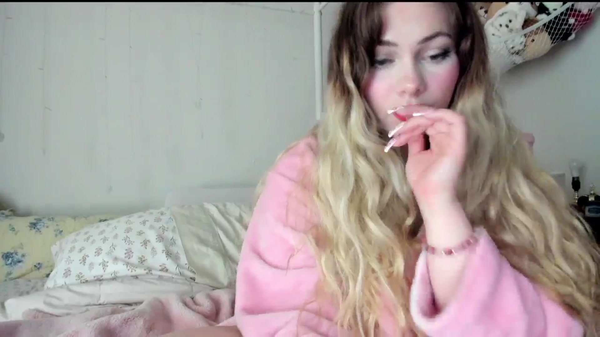 Gallery image thumbnail from lolypopbubble's myfreecams stream on, 06/30/2025, 17:20 image 18 of 20