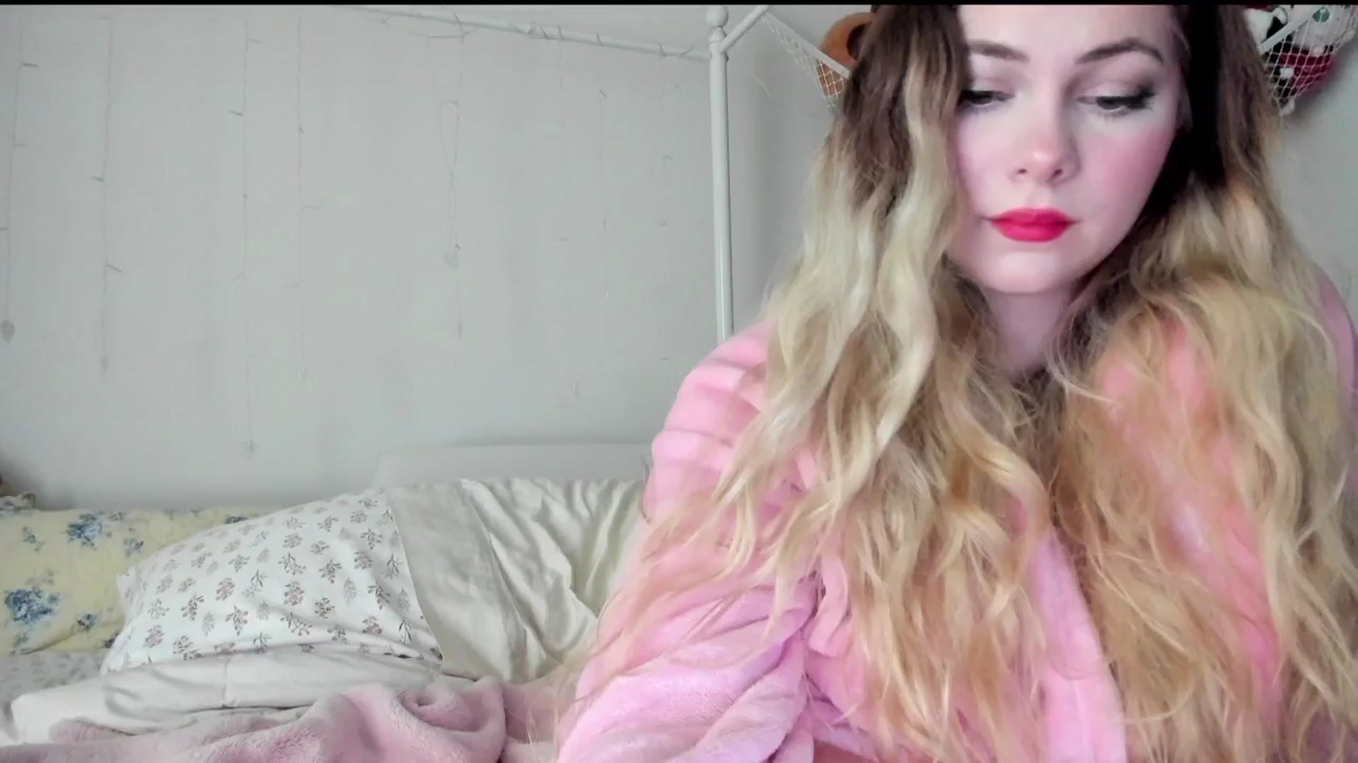 Gallery image thumbnail from lolypopbubble's myfreecams stream on, 06/30/2025, 17:20 image 13 of 20