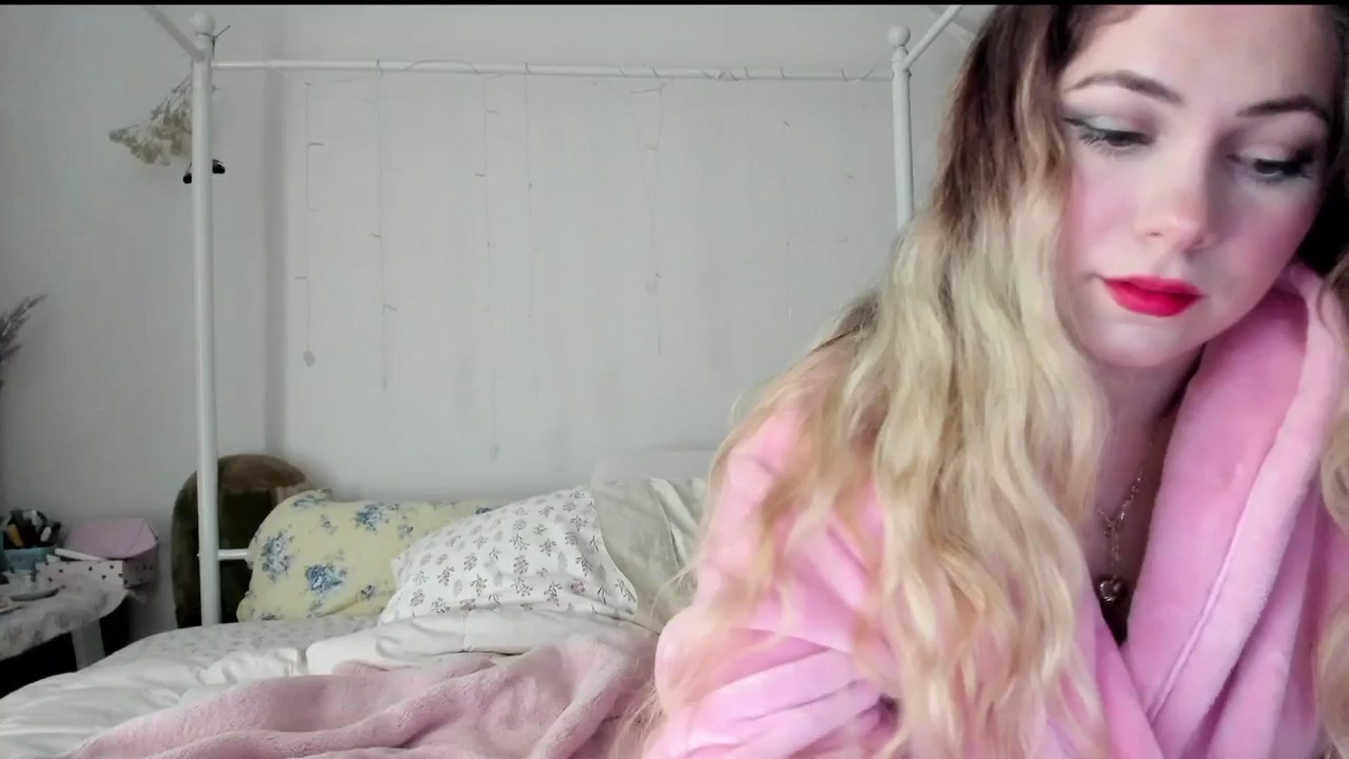 Gallery image thumbnail from lolypopbubble's myfreecams stream on, 06/30/2025, 17:20 image 7 of 20