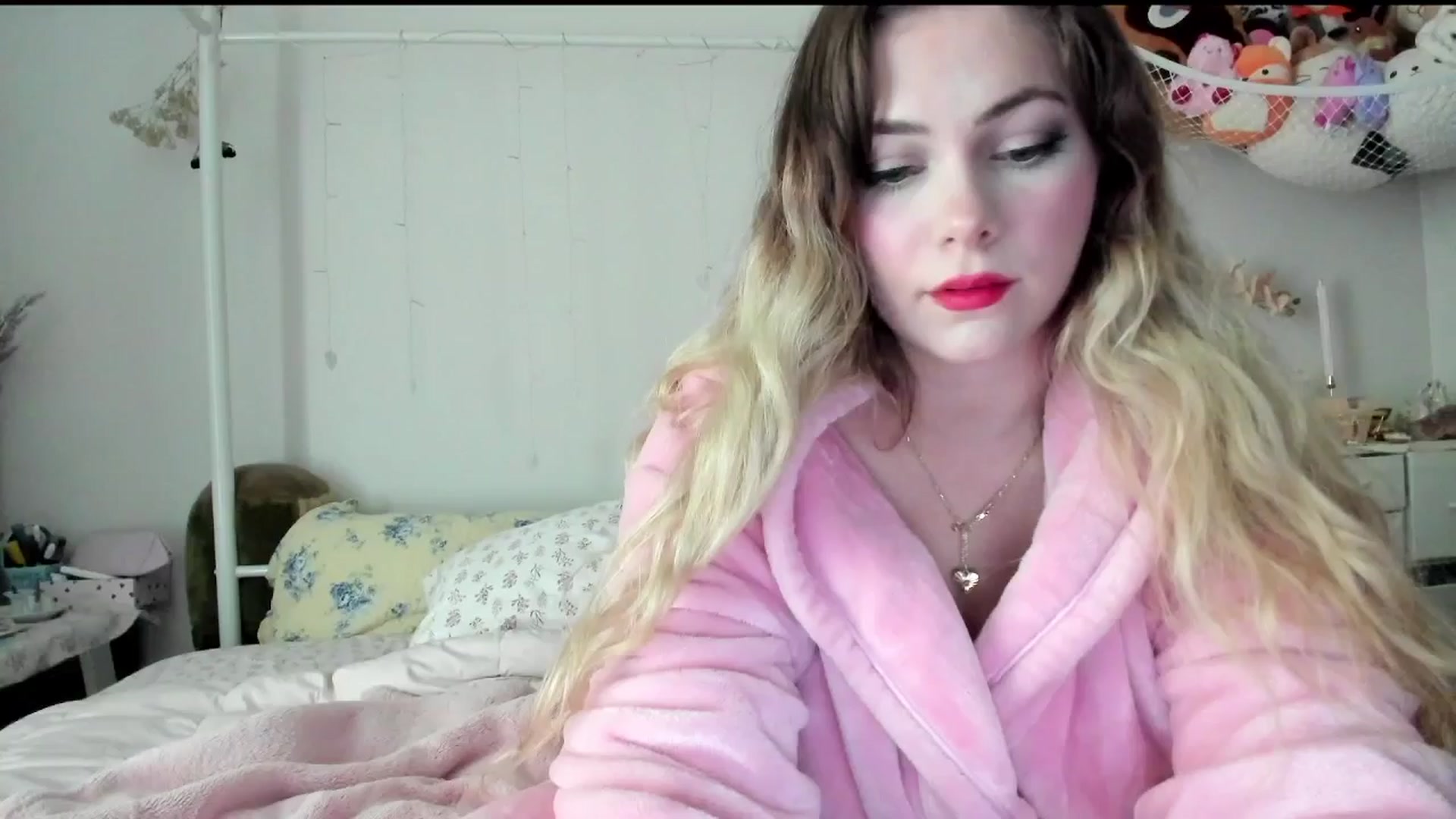 Gallery image thumbnail from lolypopbubble's myfreecams stream on, 06/30/2025, 17:20 image 2 of 20