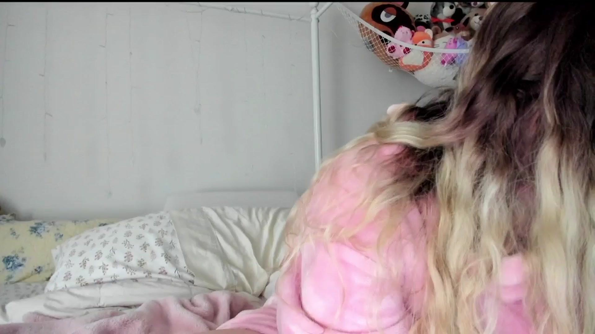 Gallery image thumbnail from lolypopbubble's myfreecams stream on, 06/30/2025, 17:20 image 15 of 20