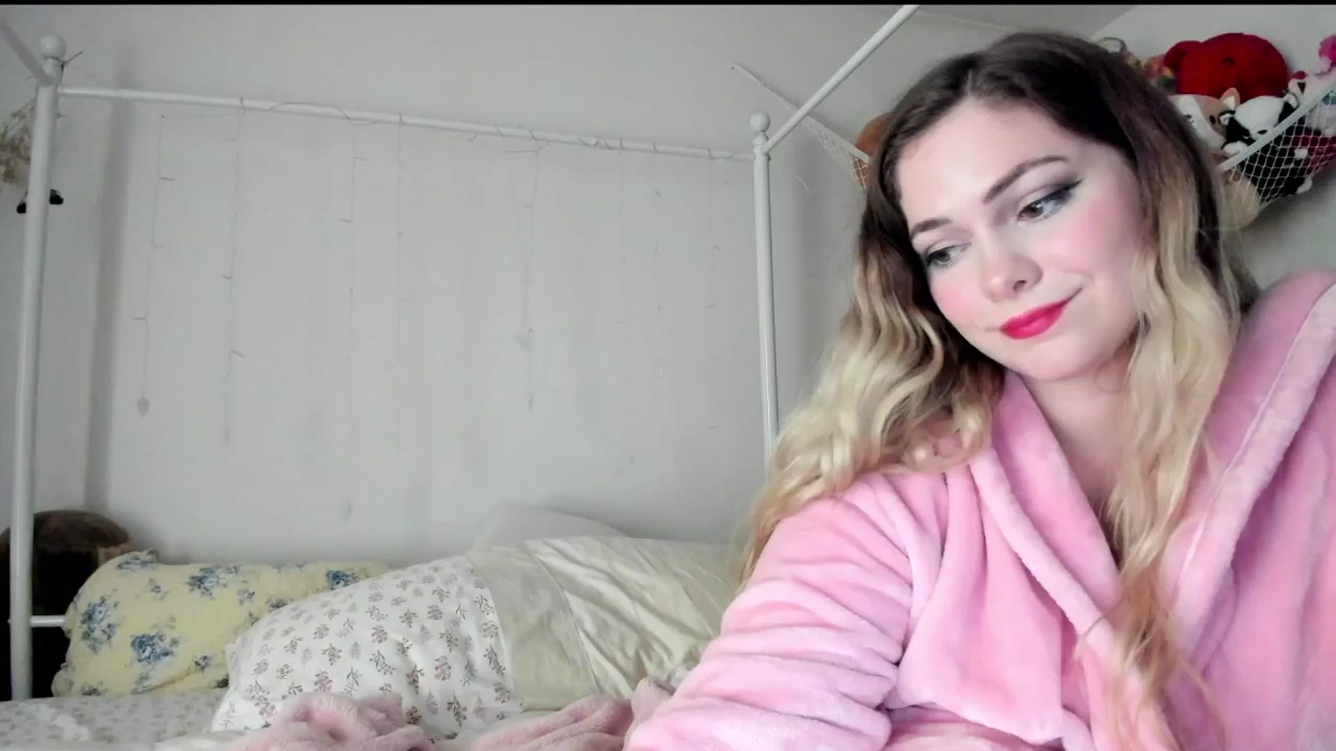 Gallery image thumbnail from lolypopbubble's myfreecams stream on, 06/30/2025, 20:29 image 7 of 20