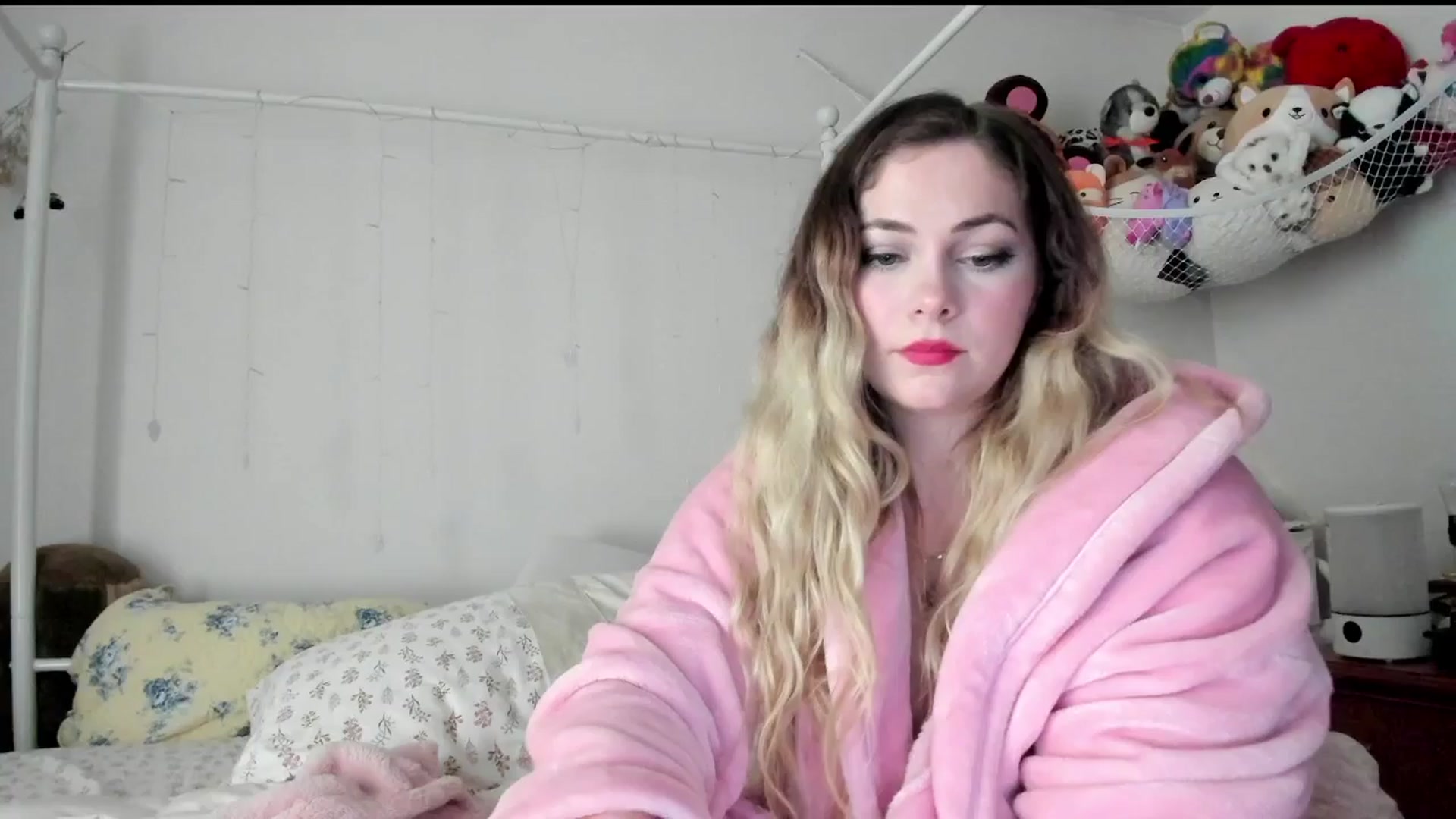 Gallery image thumbnail from lolypopbubble's myfreecams stream on, 06/30/2025, 20:29 image 17 of 20
