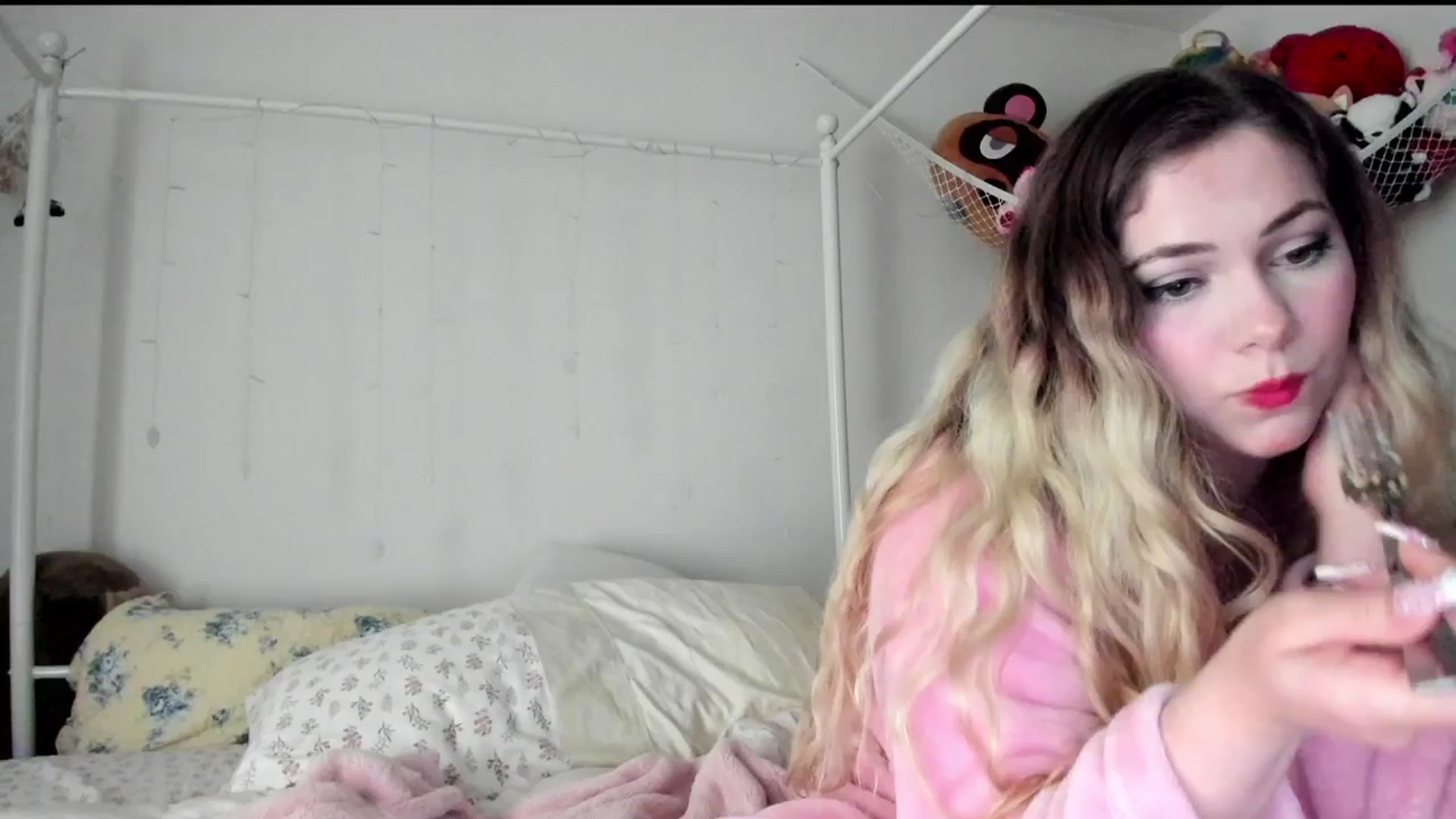Gallery image thumbnail from lolypopbubble's myfreecams stream on, 06/30/2025, 20:29 image 6 of 20