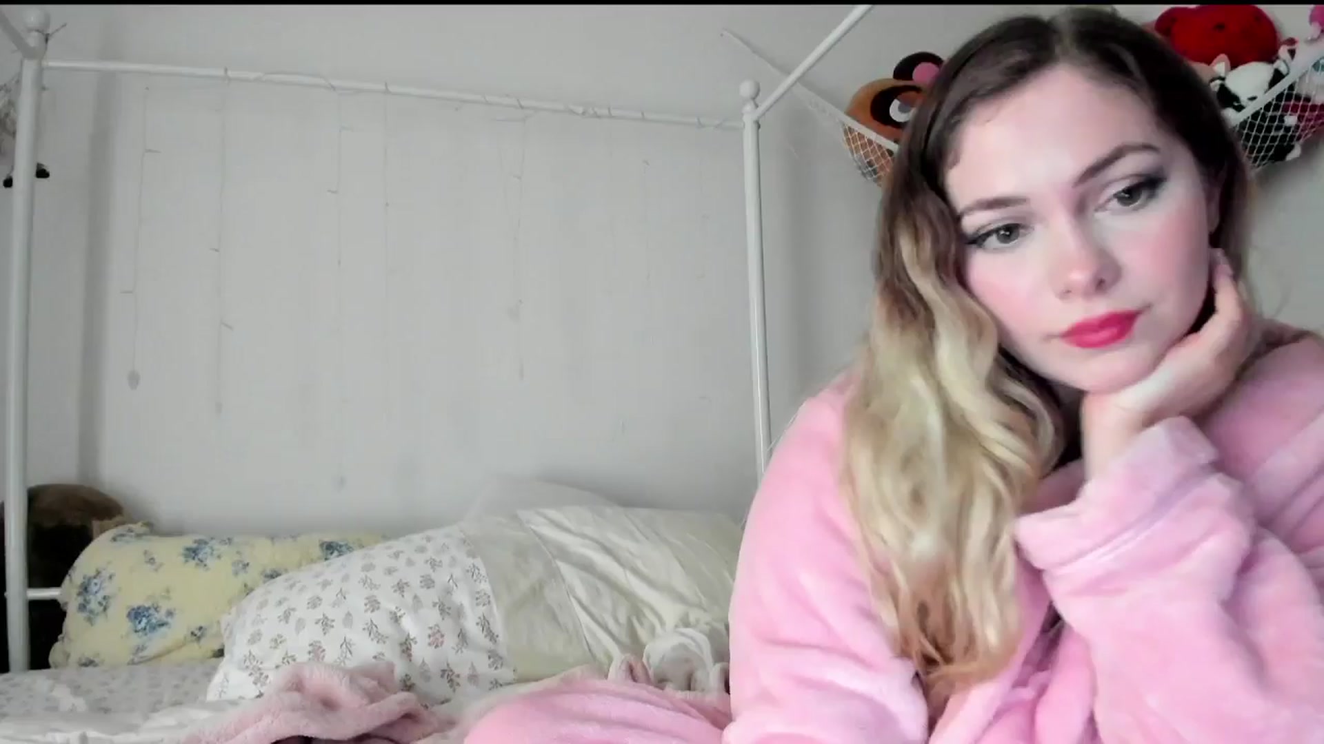 Gallery image thumbnail from lolypopbubble's myfreecams stream on, 06/30/2025, 20:29 image 16 of 20