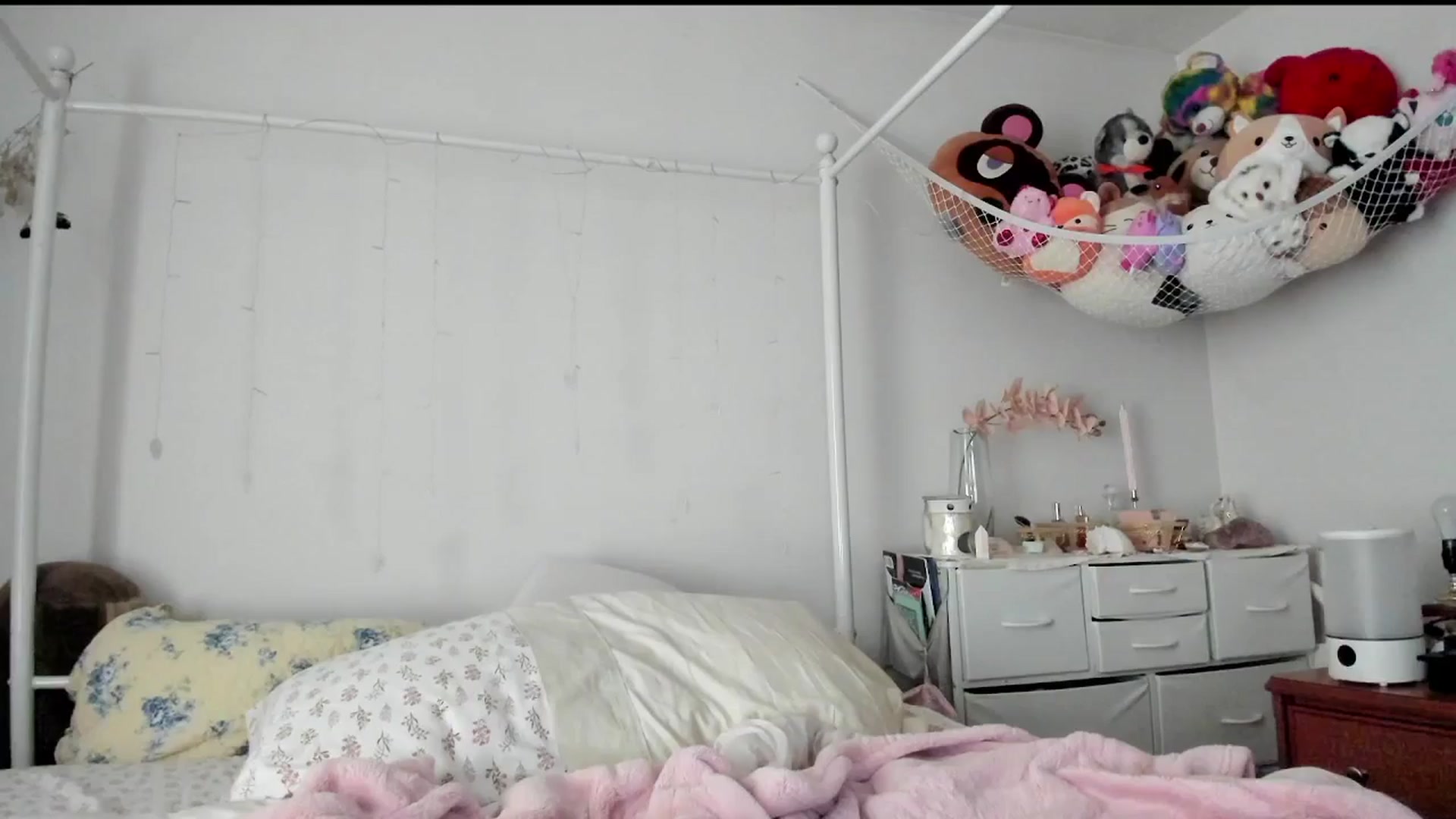 Gallery image thumbnail from lolypopbubble's myfreecams stream on, 06/30/2025, 20:29 image 20 of 20