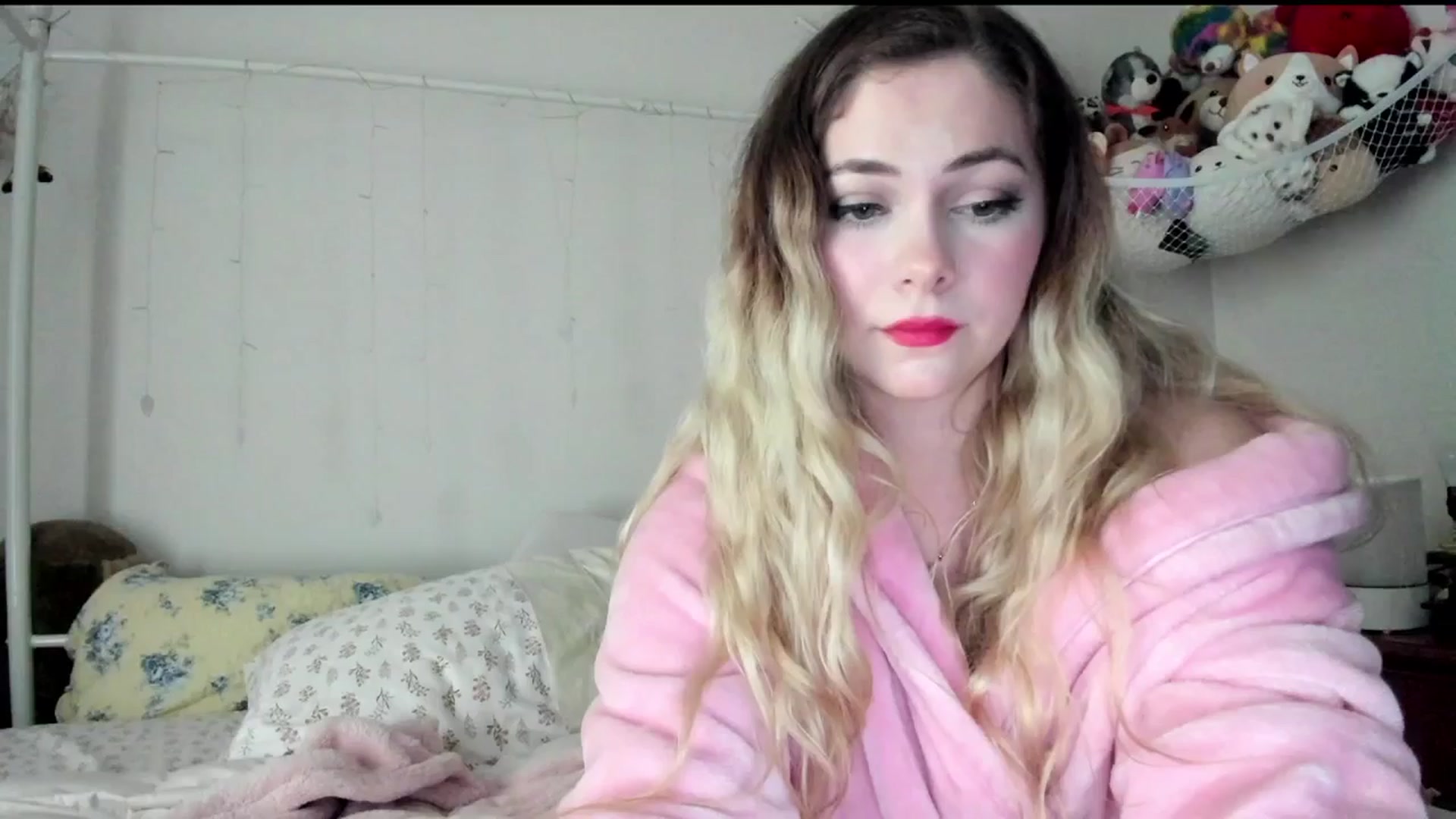 Gallery image thumbnail from lolypopbubble's myfreecams stream on, 06/30/2025, 20:29 image 5 of 20