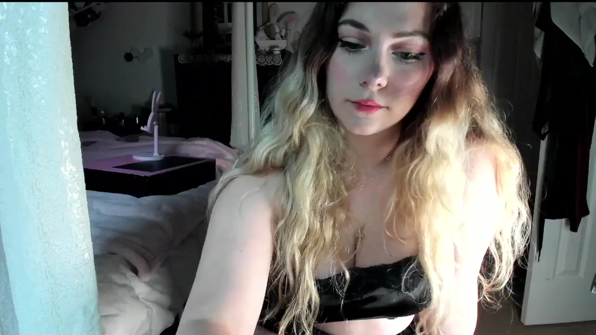 Gallery image thumbnail from lolypopbubble's myfreecams stream on, 07/01/2025, 20:02 image 10 of 20