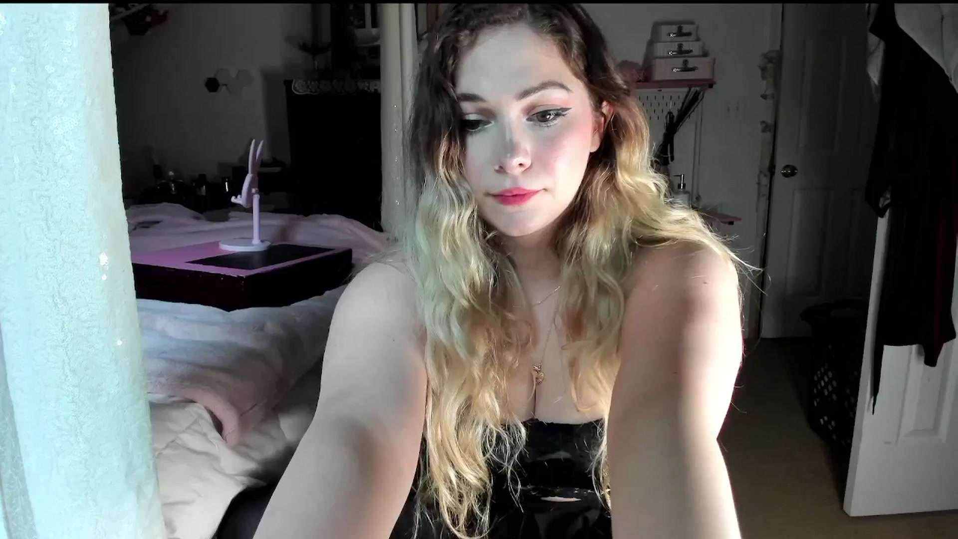 Gallery image thumbnail from lolypopbubble's myfreecams stream on, 07/01/2025, 20:02 image 11 of 20