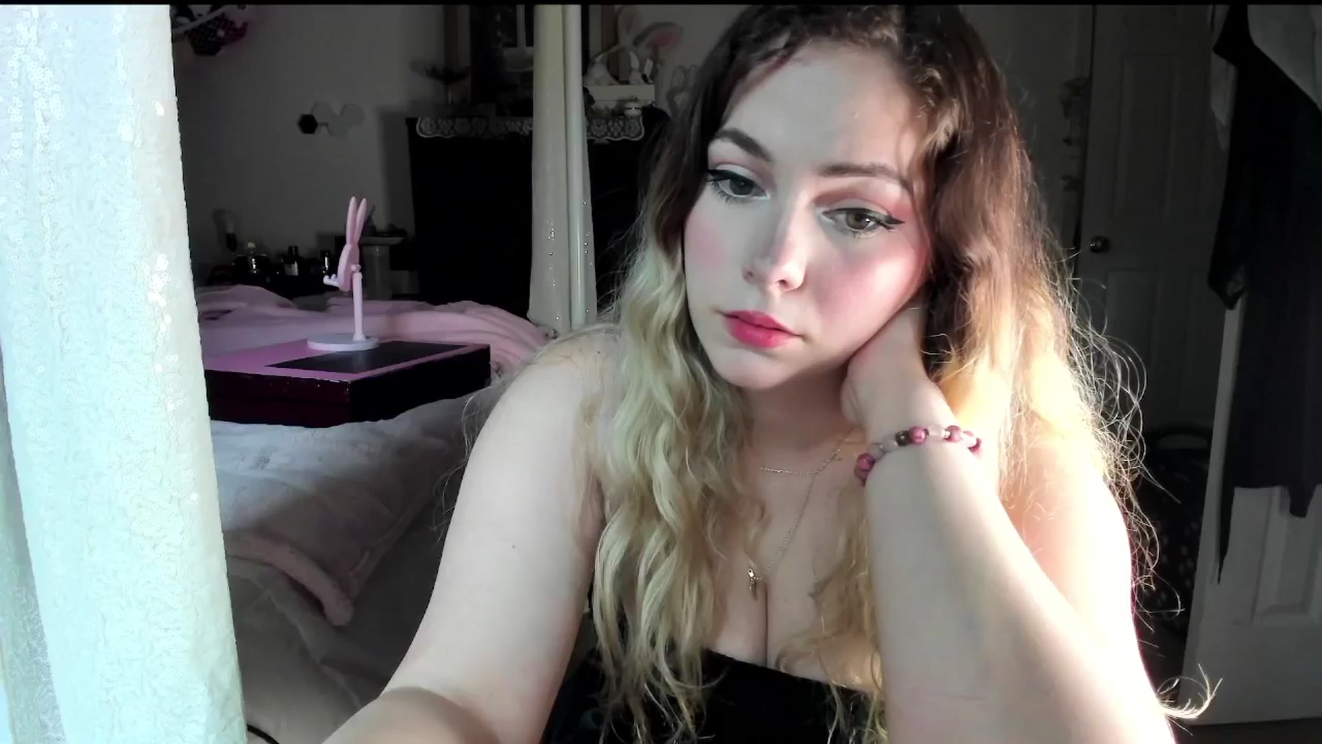 Gallery image thumbnail from lolypopbubble's myfreecams stream on, 07/01/2025, 20:02 image 4 of 20