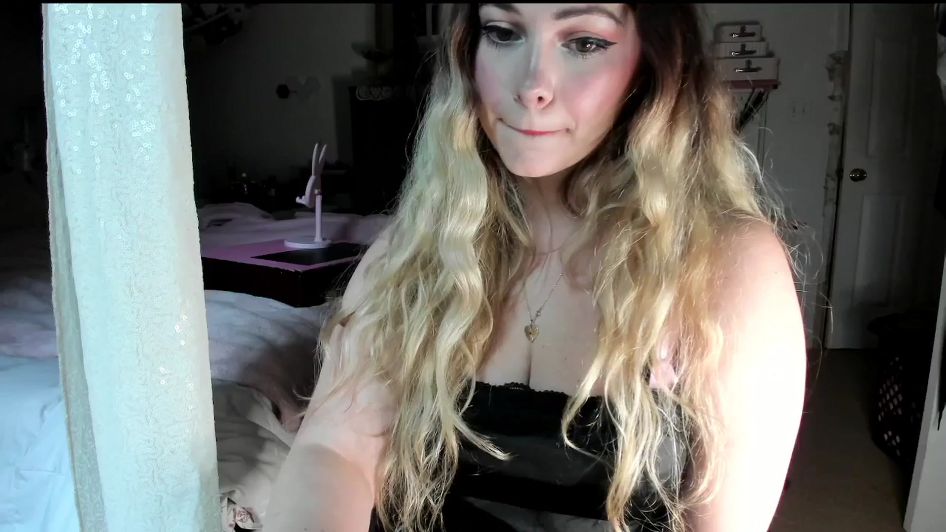 Gallery image thumbnail from lolypopbubble's myfreecams stream on, 07/01/2025, 20:02 image 15 of 20