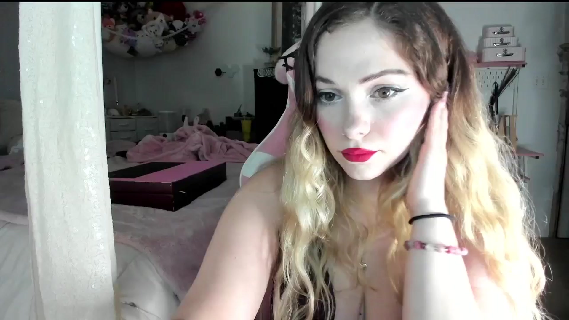 Gallery image thumbnail from lolypopbubble's myfreecams stream on, 07/08/2025, 19:29 image 1 of 20
