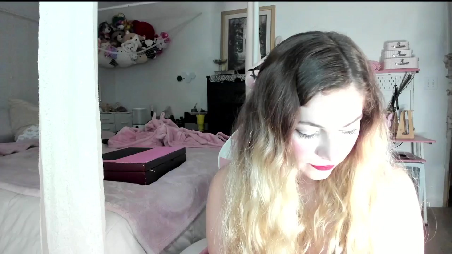 Gallery image thumbnail from lolypopbubble's myfreecams stream on, 07/08/2025, 20:01 image 6 of 20