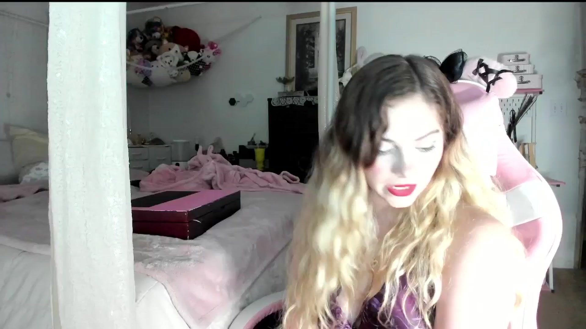 Gallery image thumbnail from lolypopbubble's myfreecams stream on, 07/08/2025, 20:01 image 3 of 20