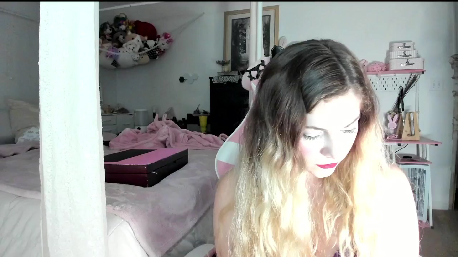 Gallery image thumbnail from lolypopbubble's myfreecams stream on, 07/08/2025, 20:01 image 8 of 20