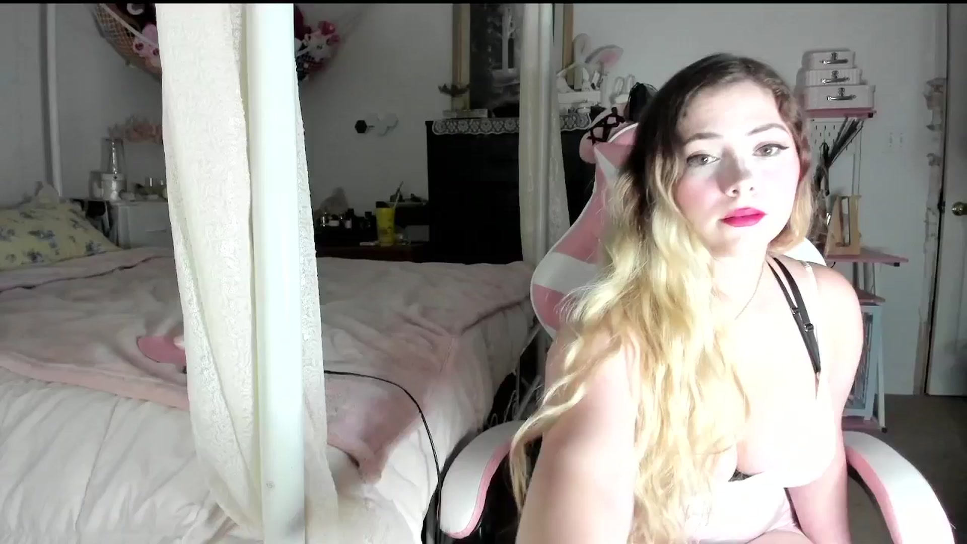 Gallery image thumbnail from lolypopbubble's myfreecams stream on, 07/09/2025, 20:35 image 8 of 20