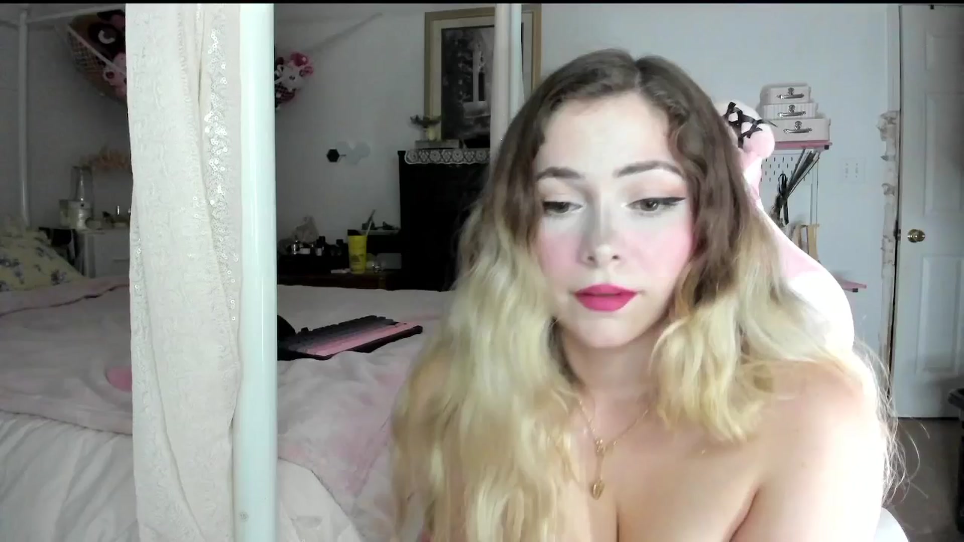 Gallery image thumbnail from lolypopbubble's myfreecams stream on, 07/09/2025, 21:11 image 14 of 20