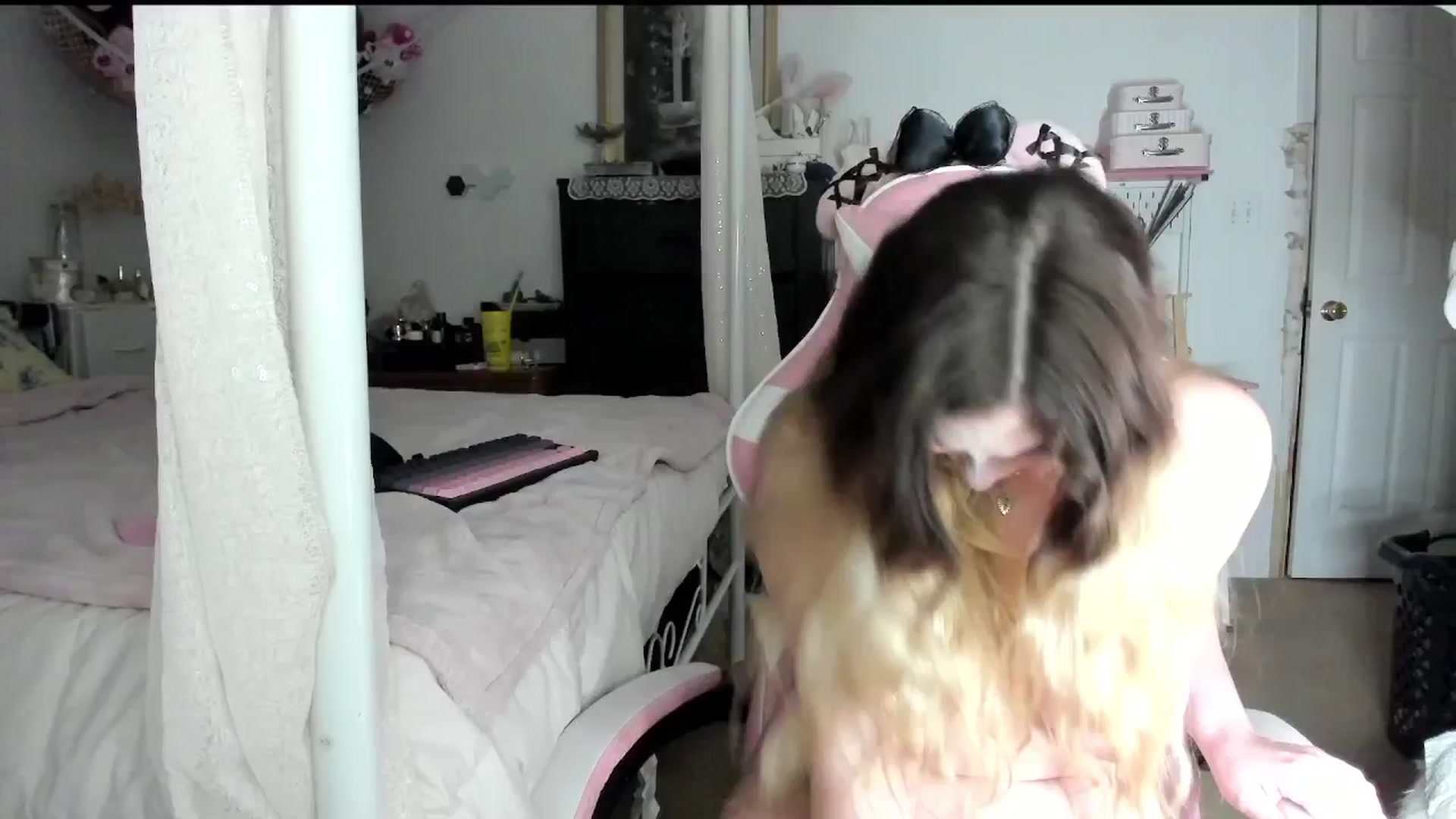 Gallery image thumbnail from lolypopbubble's myfreecams stream on, 07/09/2025, 21:21 image 8 of 20