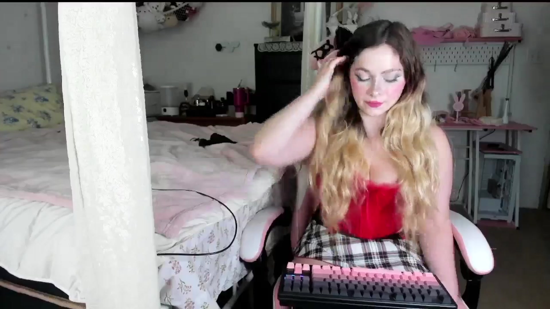 Gallery image thumbnail from lolypopbubble's myfreecams stream on, 07/16/2025, 18:28 image 17 of 20