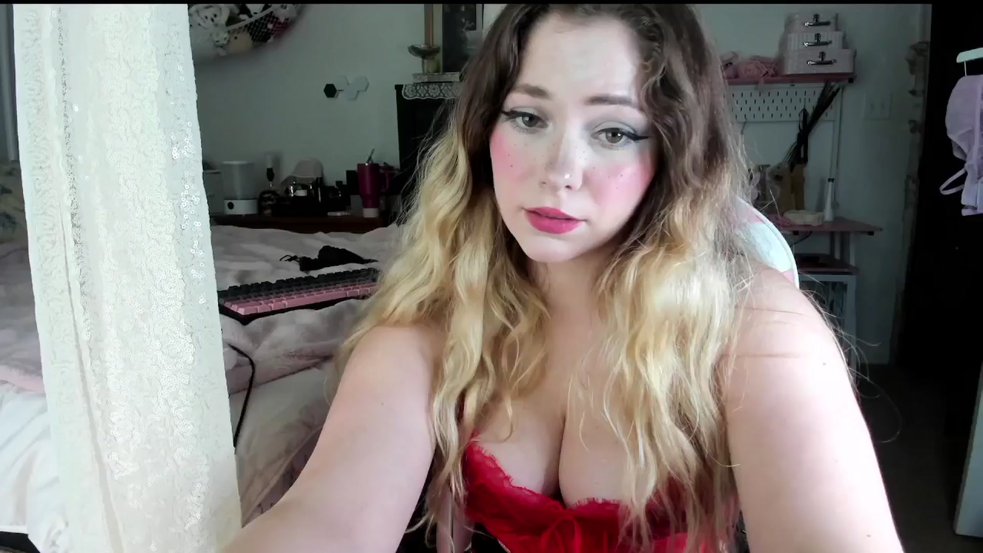 Gallery image thumbnail from lolypopbubble's myfreecams stream on, 07/16/2025, 19:26 image 12 of 20