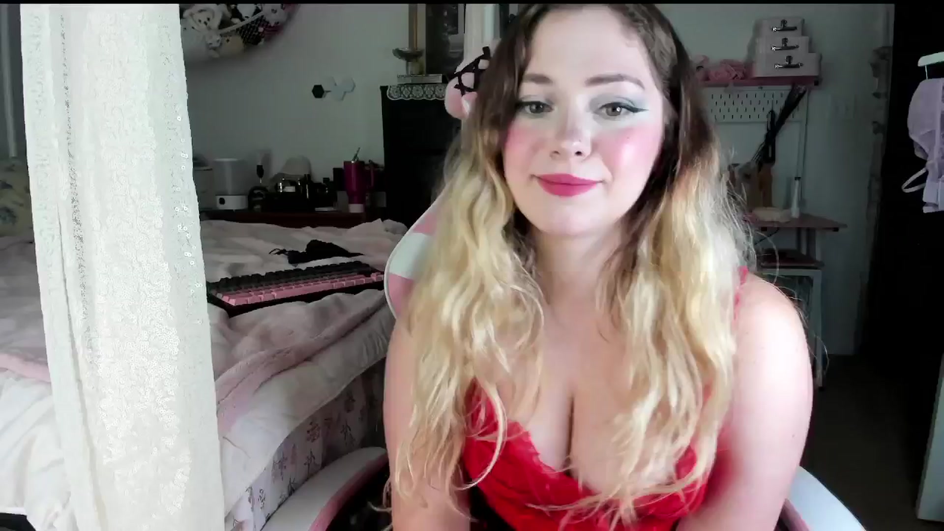 Gallery image thumbnail from lolypopbubble's myfreecams stream on, 07/16/2025, 19:26 image 18 of 20