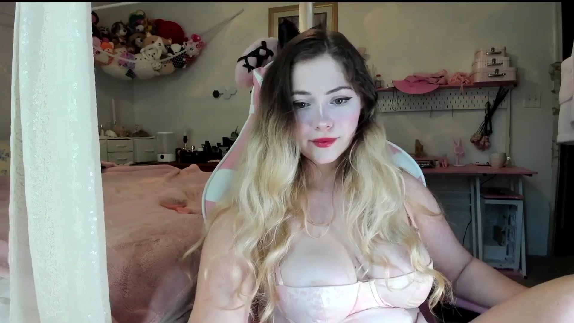 Gallery image thumbnail from lolypopbubble's myfreecams stream on, 07/21/2025, 19:12 image 19 of 20