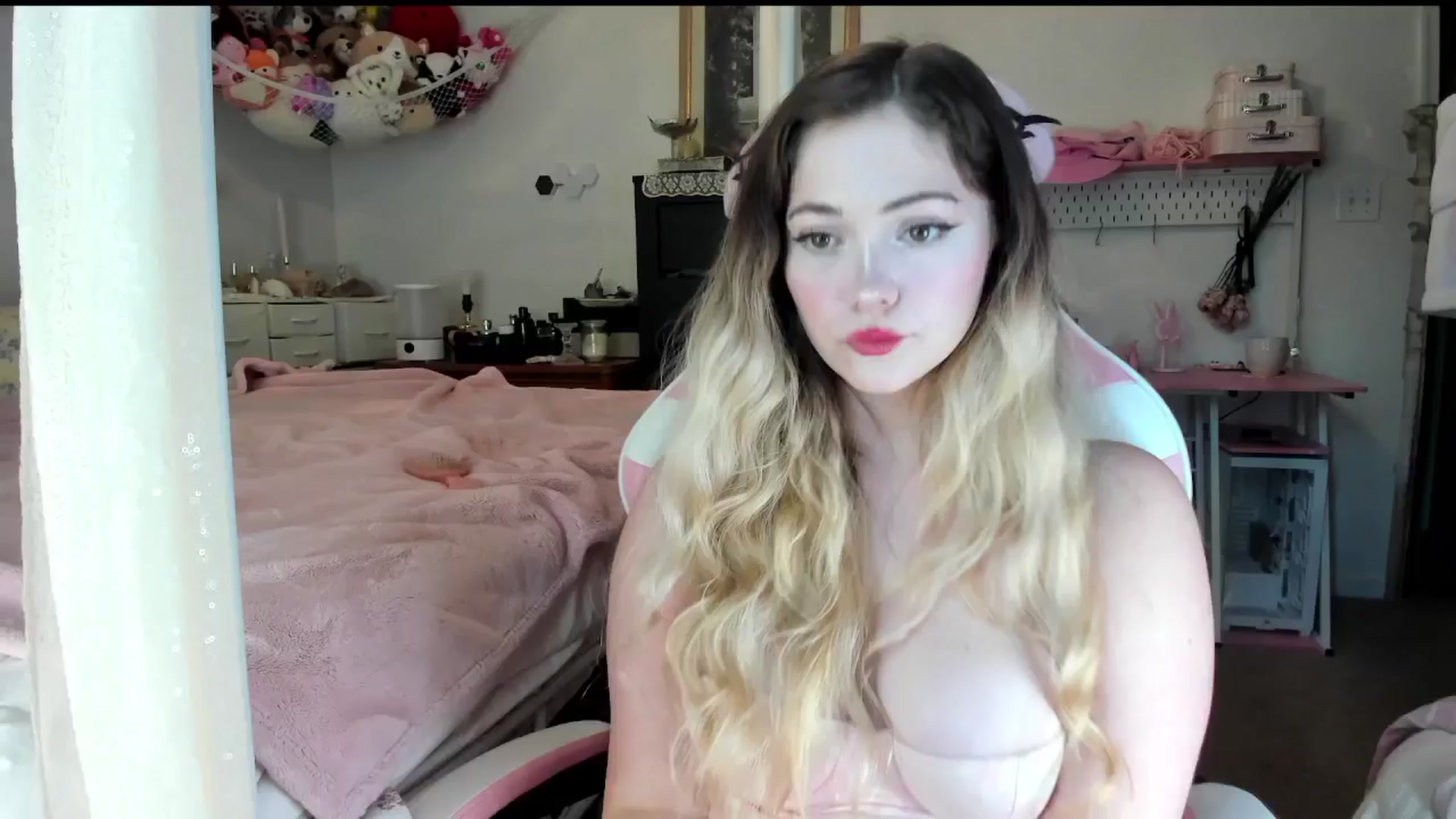 Gallery image thumbnail from lolypopbubble's myfreecams stream on, 07/21/2025, 19:46 image 7 of 20