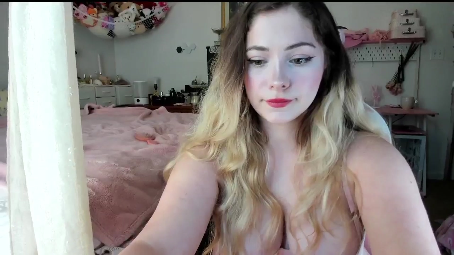 Gallery image thumbnail from lolypopbubble's myfreecams stream on, 07/21/2025, 20:37 image 12 of 20