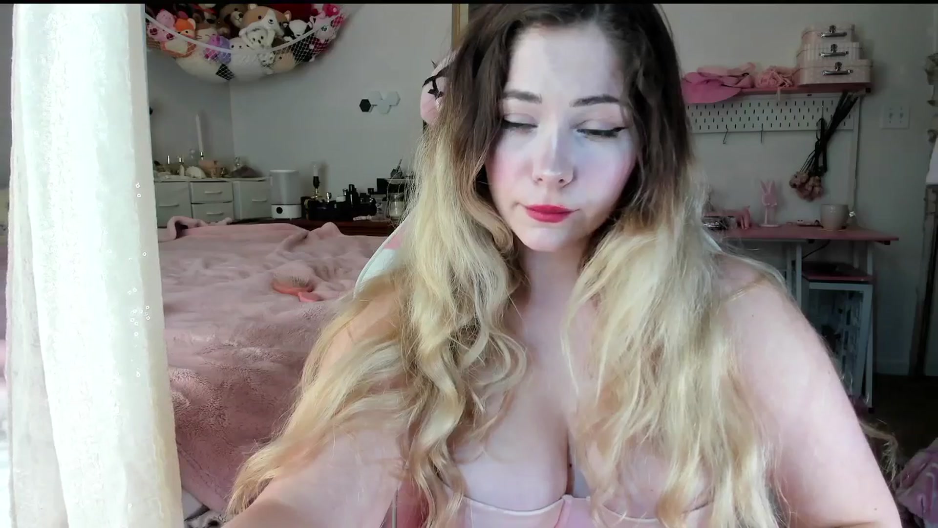 Gallery image thumbnail from lolypopbubble's myfreecams stream on, 07/21/2025, 20:37 image 3 of 20