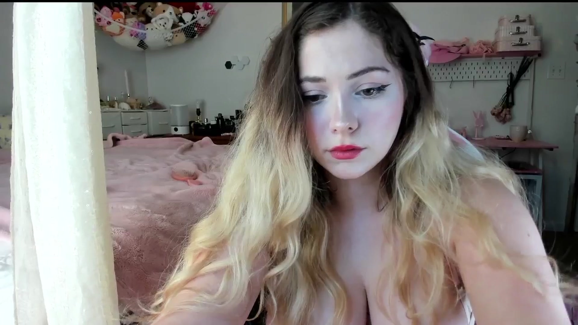 Gallery image thumbnail from lolypopbubble's myfreecams stream on, 07/21/2025, 20:37 image 13 of 20